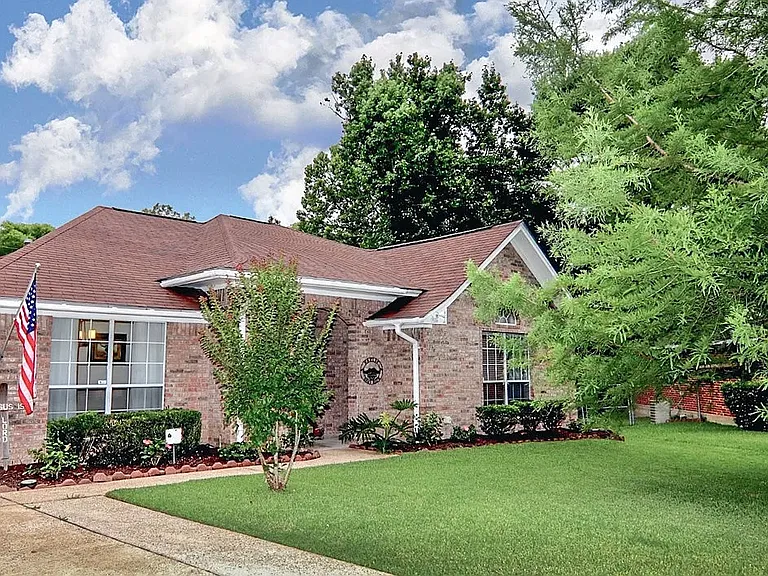 308 Echo Ln — Photo 2