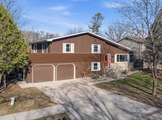 909 Brookwood Ct, Oshkosh, WI 54902