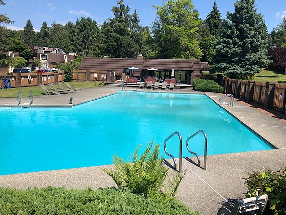 One of the biggest pools in Kirkland. Can do serious laps in this one.