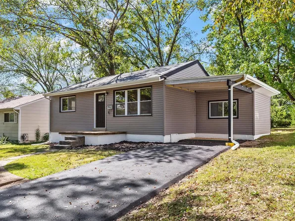 407 Chamberlin Dr, Ballwin, MO 63021