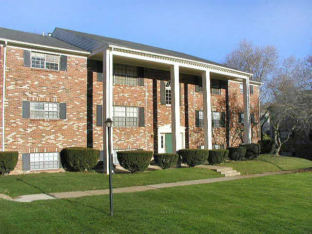 Heritage Court Apartments — Photo 3