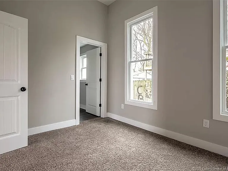 532 E Chestnut St — Photo 28