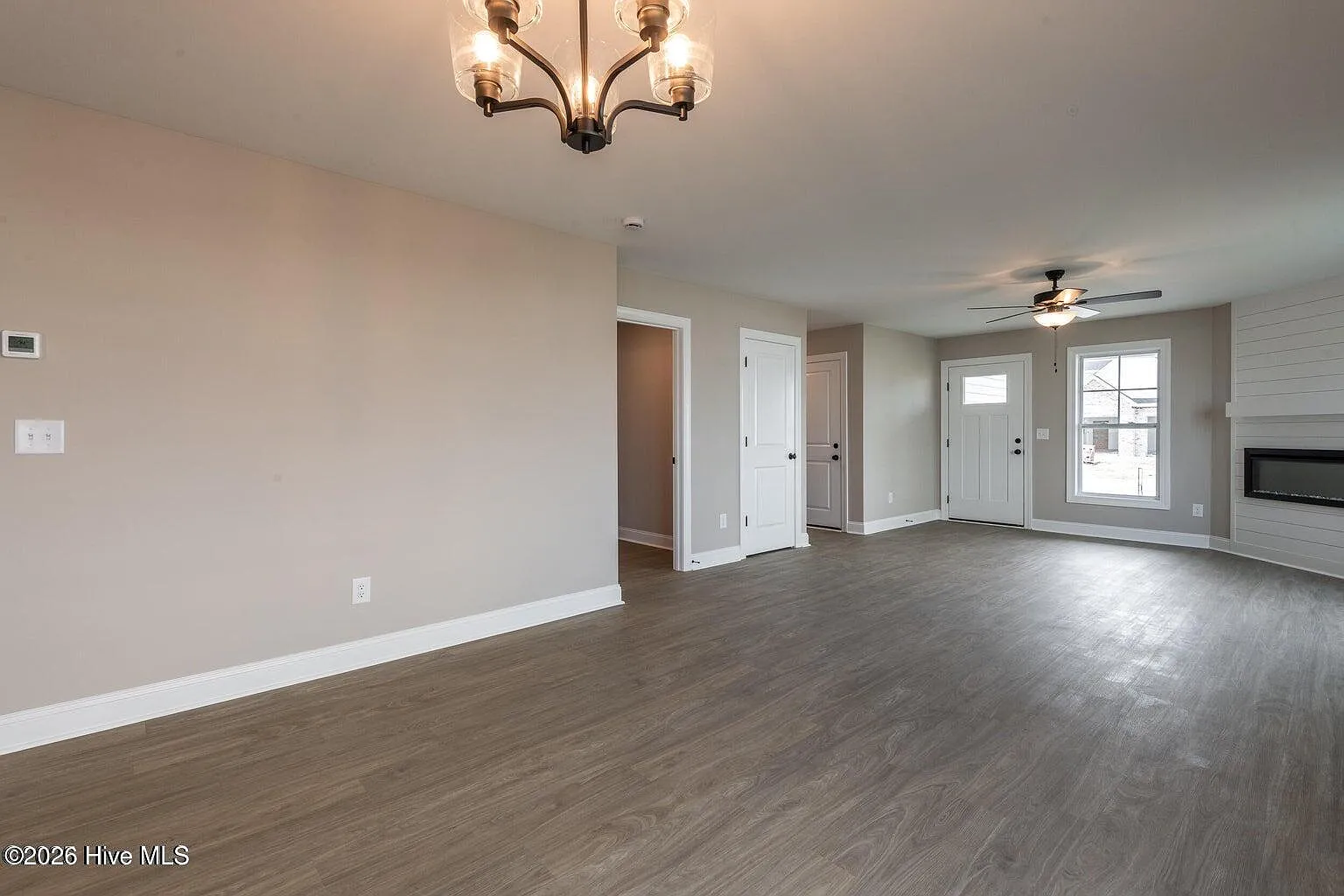 3 bed, 2.0 bath, 1691 sqft, $1,900 — Photo 2