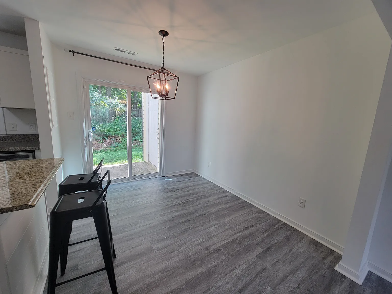 2 bed, 1000 sqft, $1,600 — Photo 3