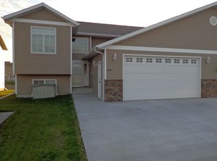 2807 Waters Edge Ln SE, Mandan, ND 58554