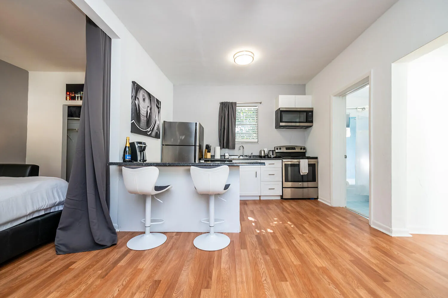 Studio, 450 sqft, $2,100 — Photo 3
