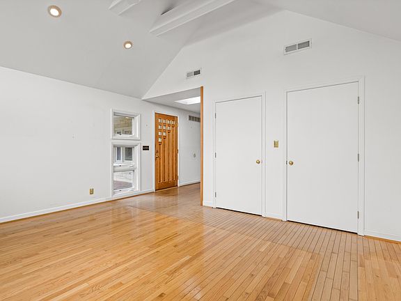 5th image of 802 East Dr