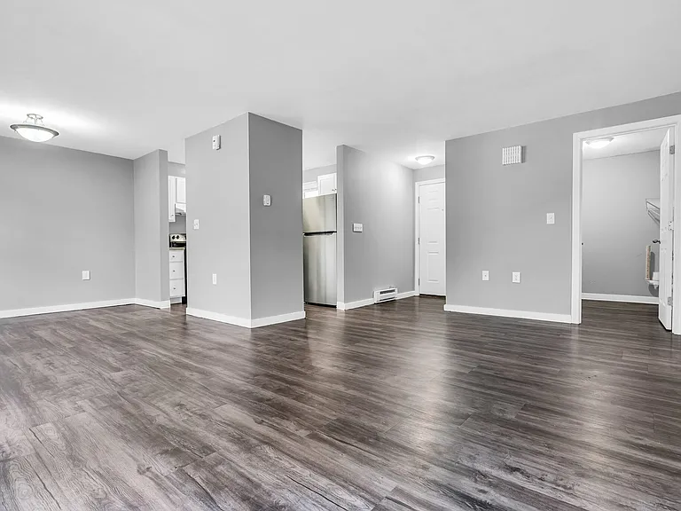 Tamarlane Apartments — Photo 10
