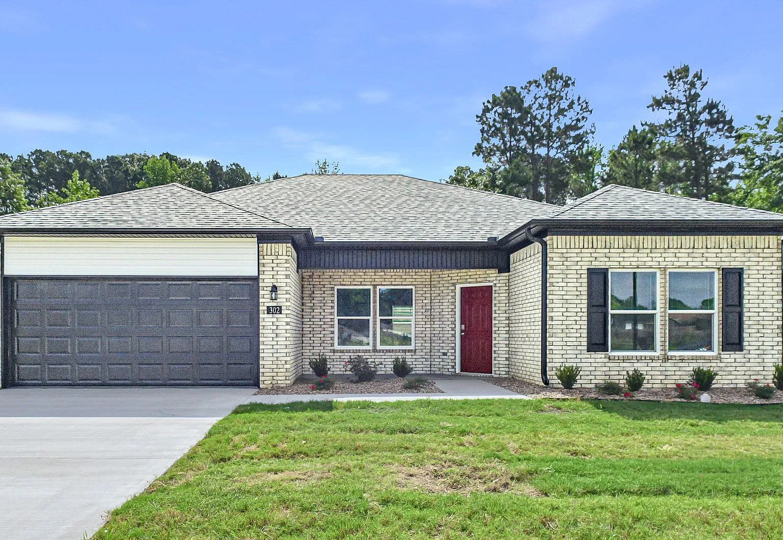 302 Redbud Ct — Photo 1
