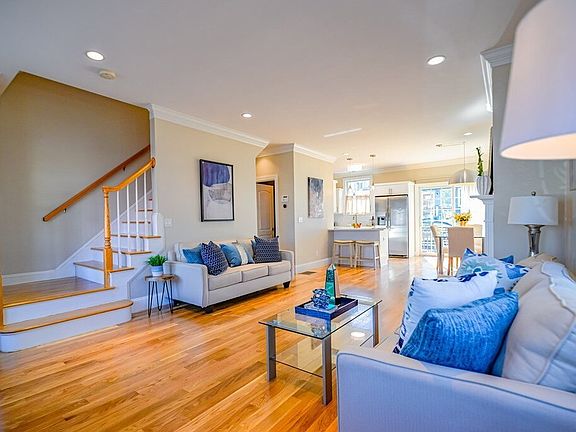 3rd image of 429 Gallivan Blvd