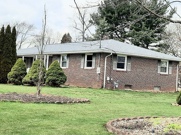 3rd image of 1725 Lynn Dr