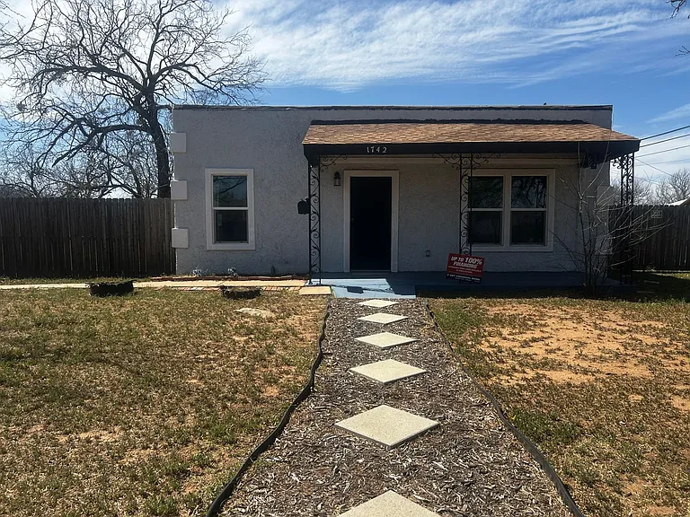 1742 Victoria St — Photo 1