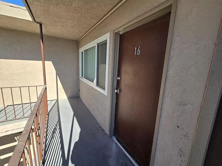 2100-2104 E Sunrise Ave — Photo 2