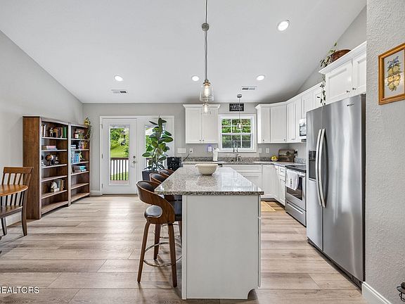 3rd image of 120 Breezewood Cir