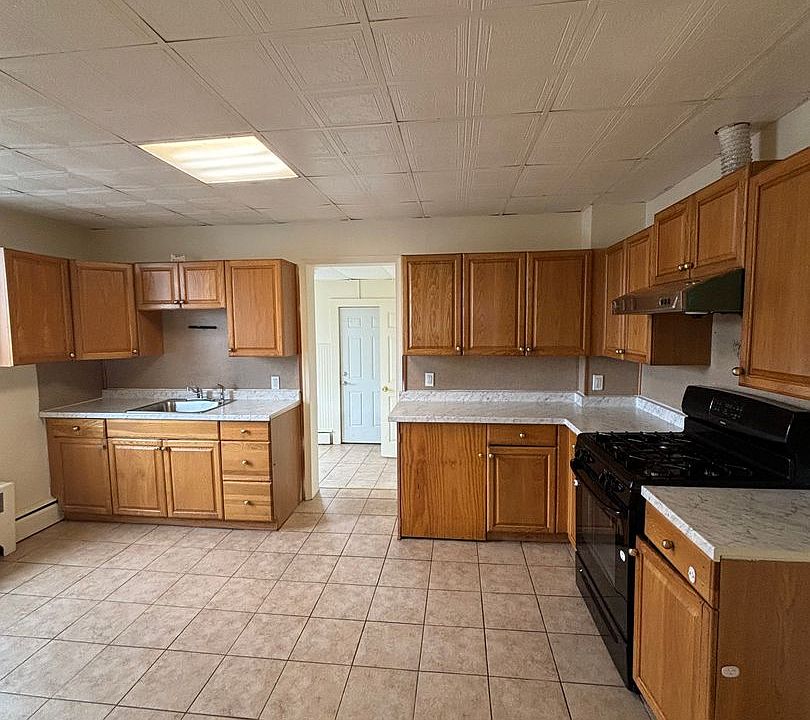 1st image of 932 Evans St Floor 2