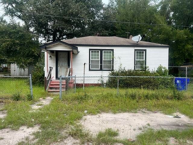 1st image of 2125 Commander Rd