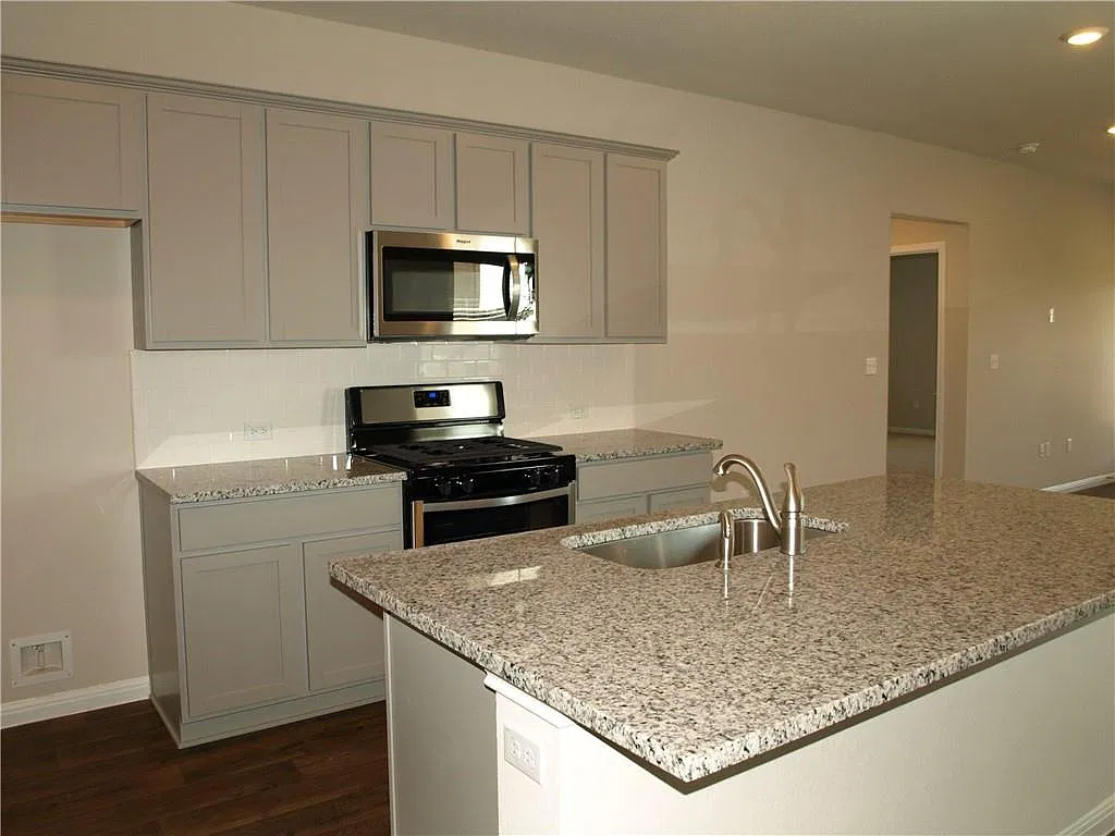 3 bed, 2.0 bath, 1499 sqft, $2,100 — Photo 4