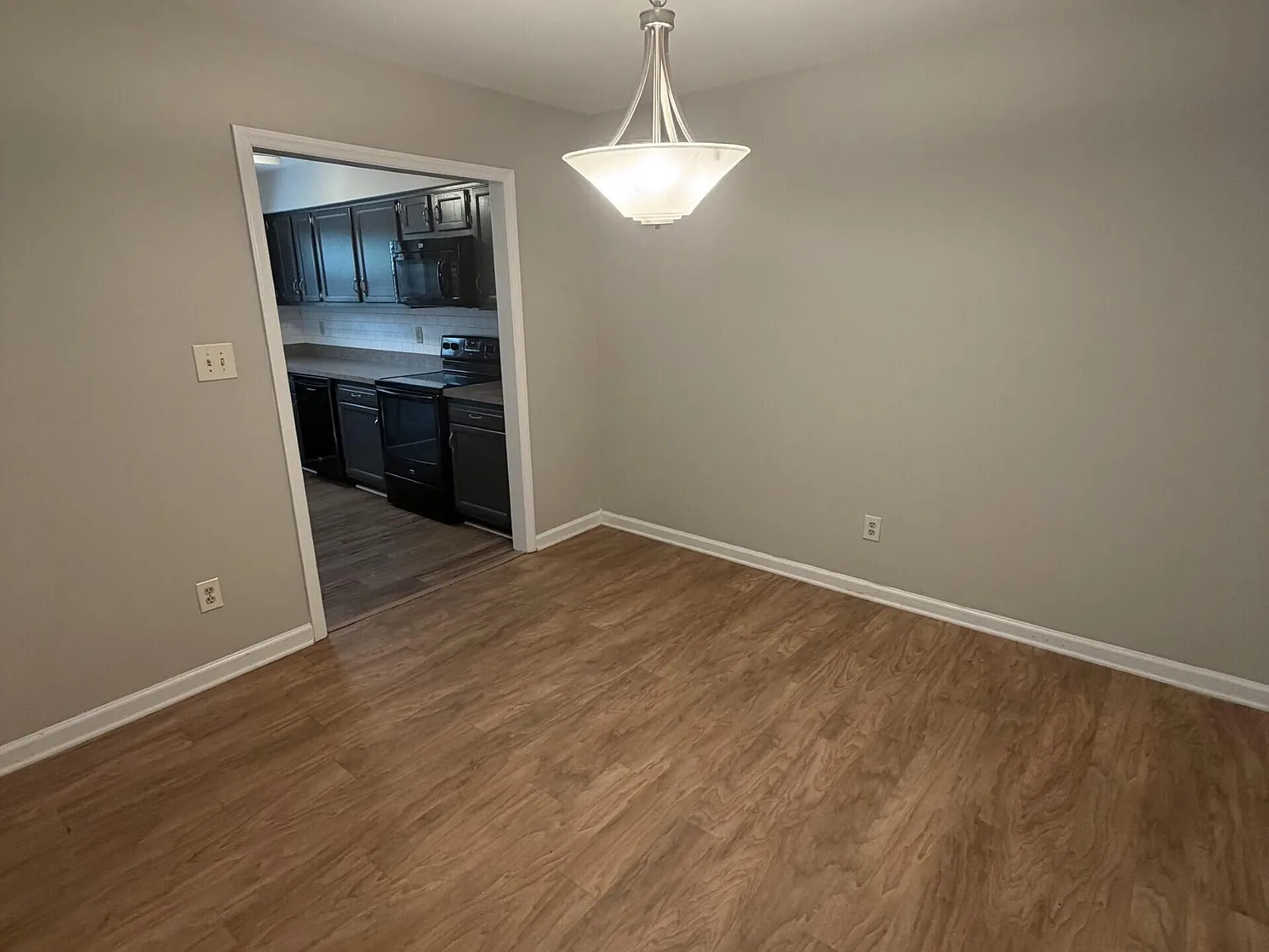 2 bed, 2.5 bath, 1352 sqft, $1,300 — Photo 4