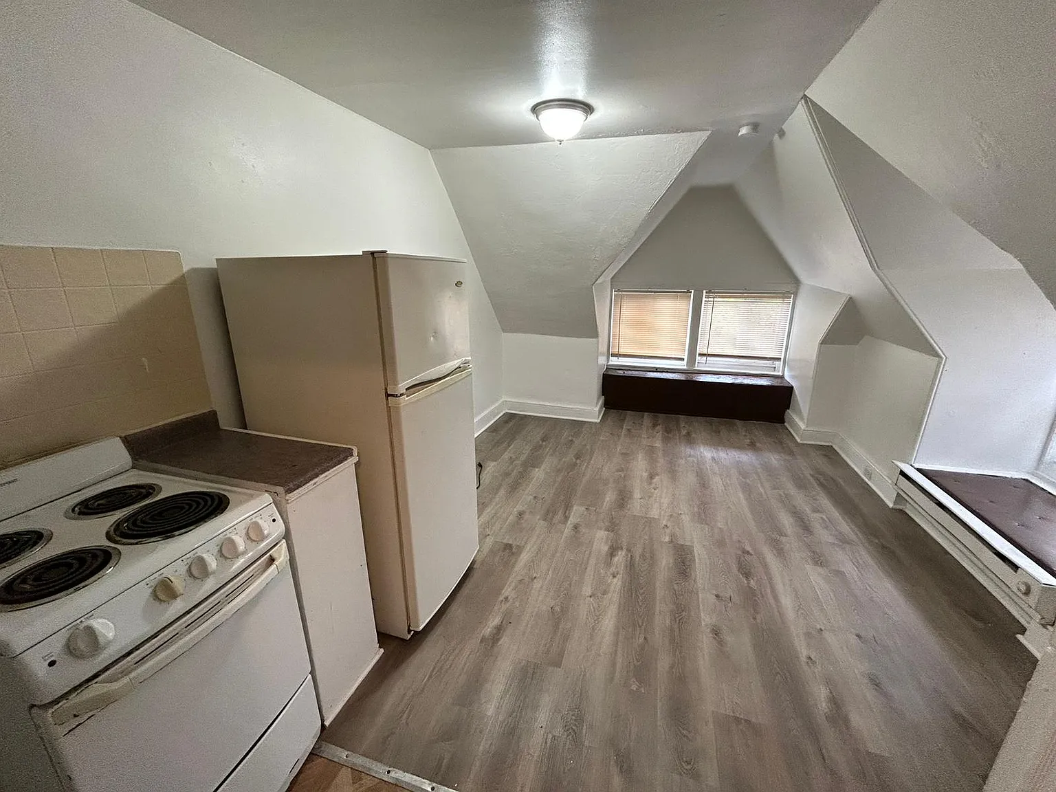 Studio, $800 — Photo 2
