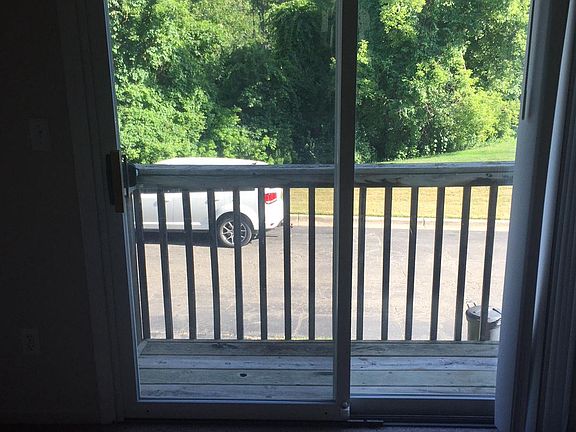 5th image of 930 Creekwood Ln #1