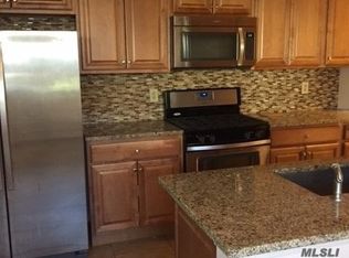 14 Doral Ln, Bay Shore, NY 11706