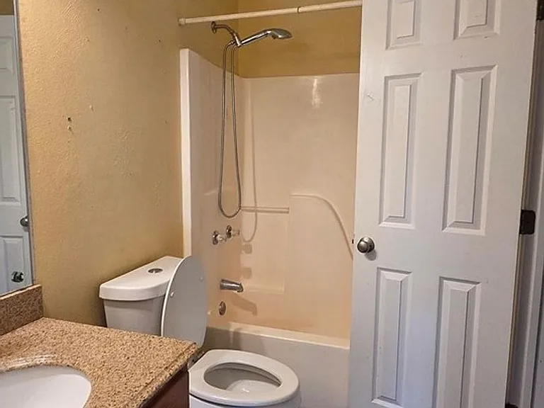 121 Amelia Ct — Photo 6
