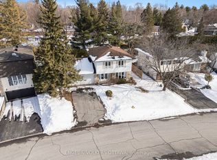 11 Glendenning Dr, Ottawa, ON K2H7Z1