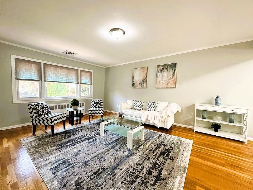 1st image of 204 Willets Ln