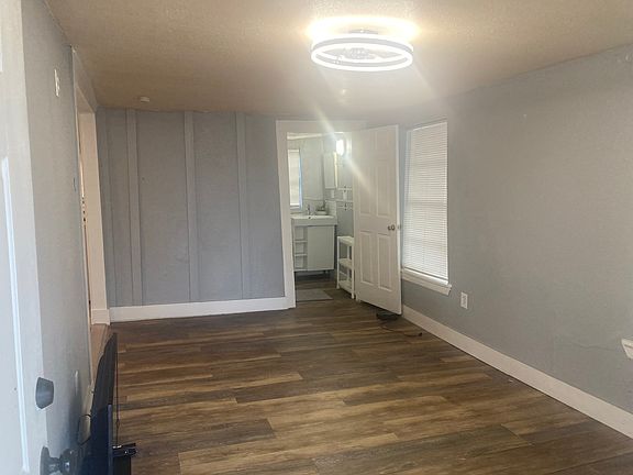 5th image of 307 E Fest St