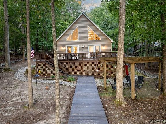 3rd image of 169 Bradley Point Dr