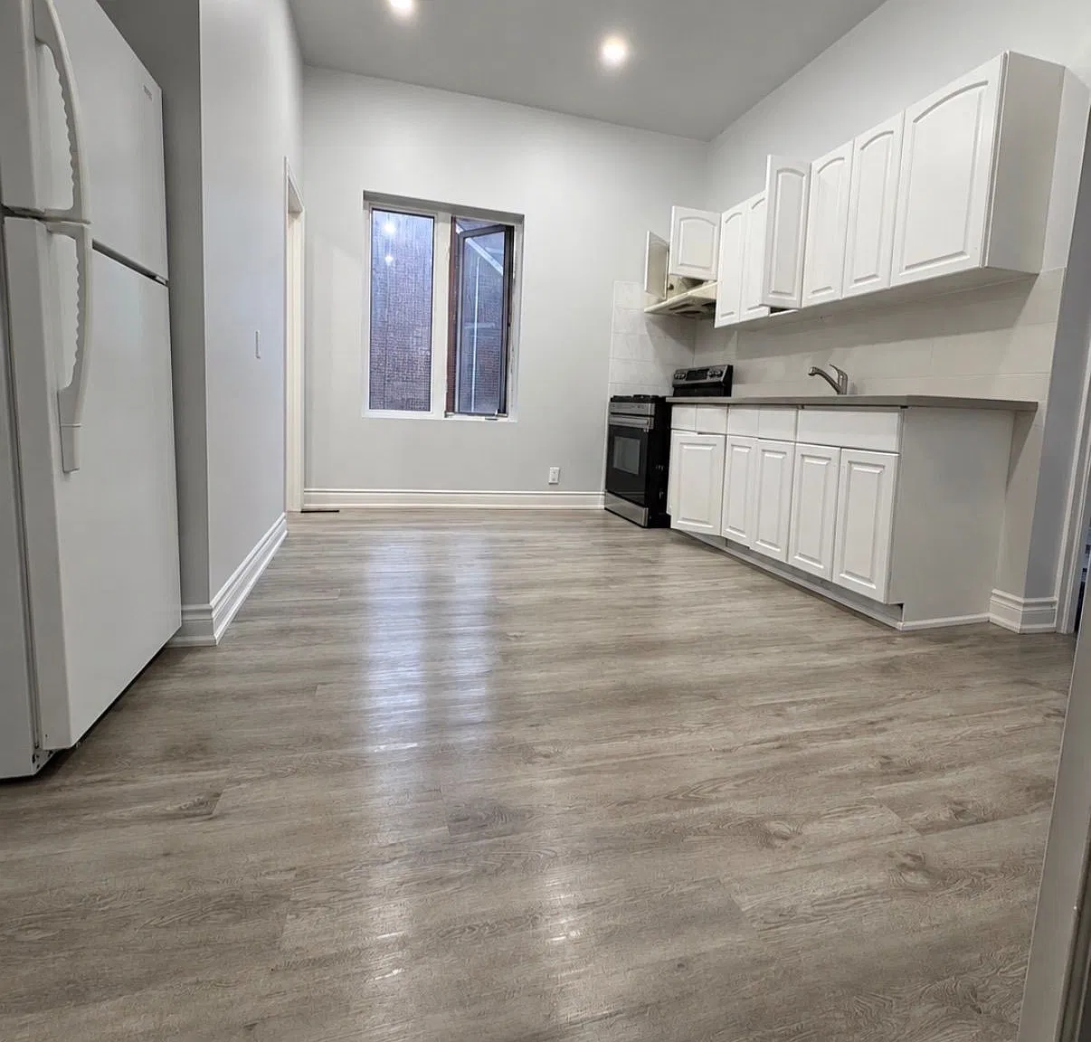 243 Woodfield Rd — Photo 2