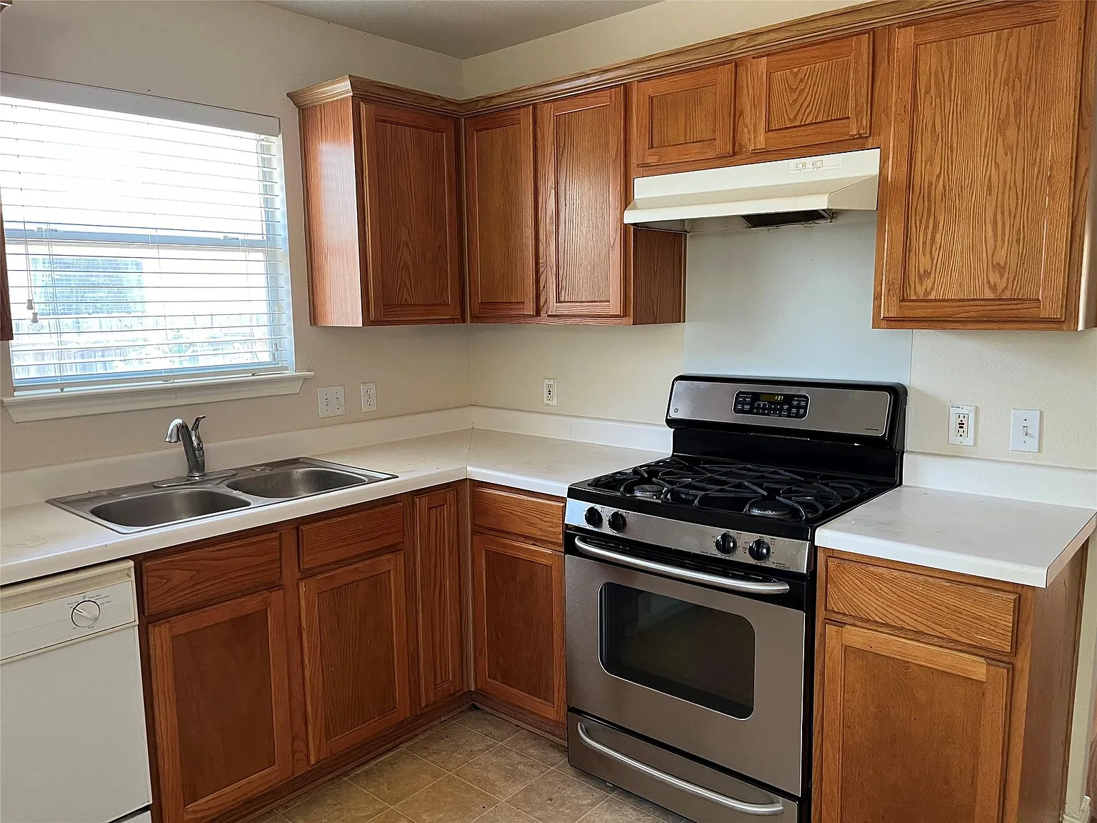 2 bed, 2.0 bath, 1252 sqft, $1,595 — Photo 3