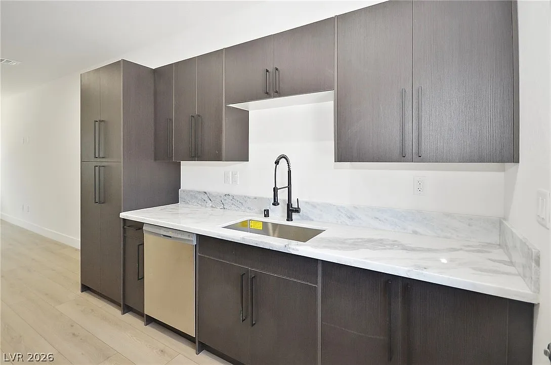 3 bed, 2.0 bath, 2197 sqft, $1,400 — Photo 4