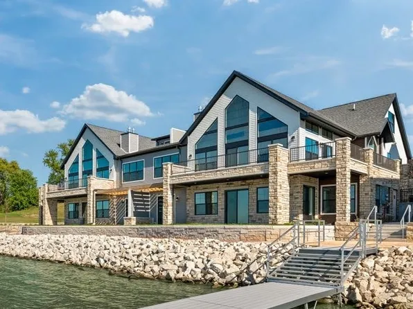 218 Lakeview Cir, Beaver Dam, WI 53916