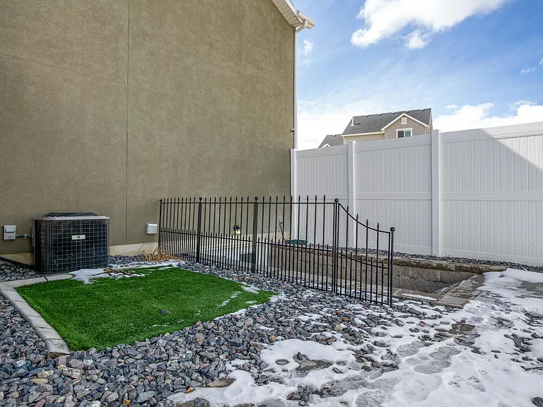 537 N Mountain Peak Dr — Photo 13