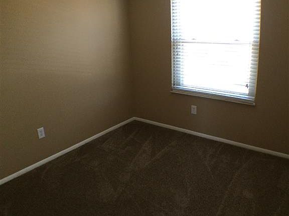 4th image of 906 N Bremerton Dr