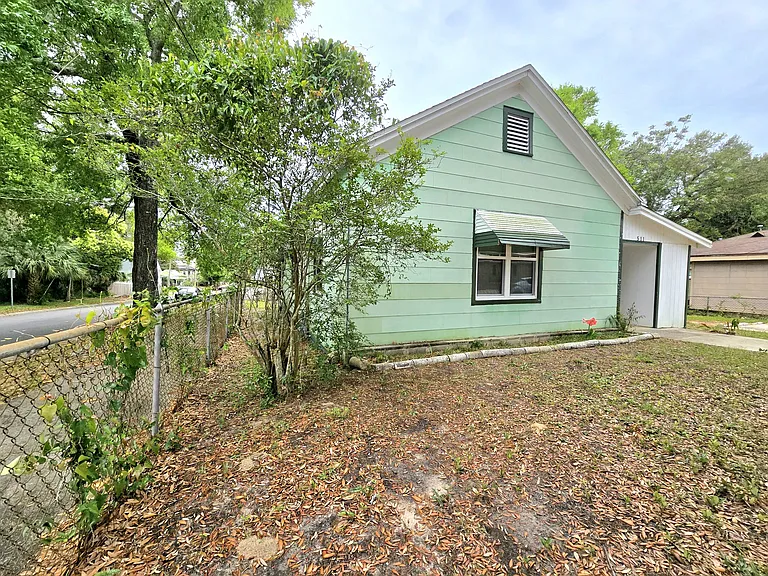 511 E La Rua St — Photo 2