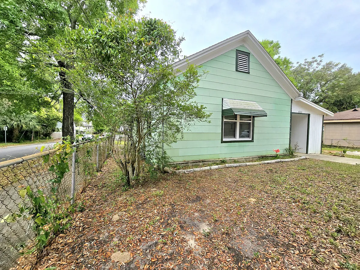 Building Photo - 511 E La Rua St