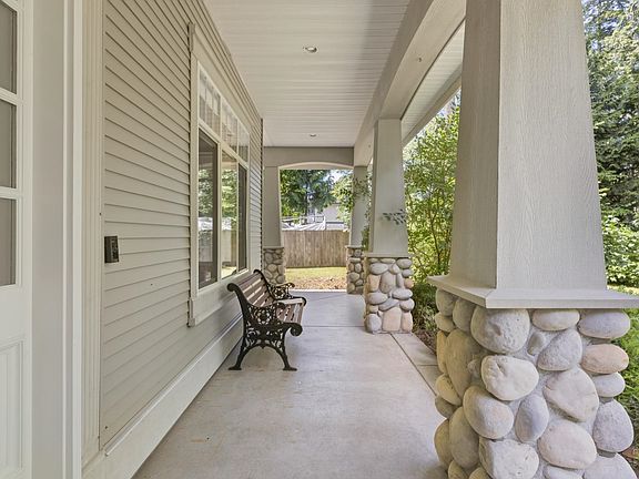 3rd image of 13070 Alouette Rd