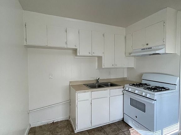 3rd image of 938 N A St Unit B