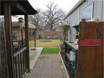 4th image of 213 Yoakum St