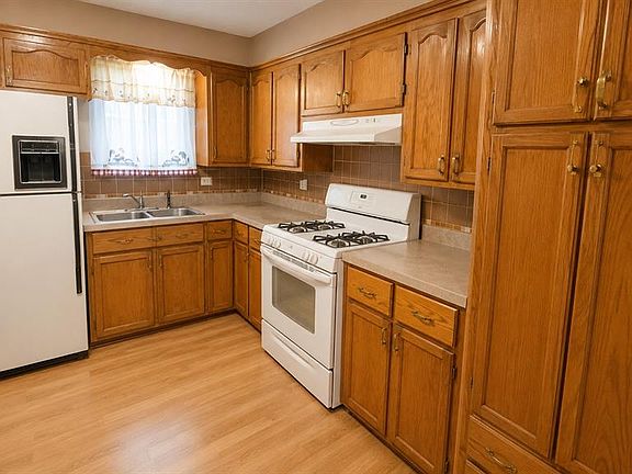 4th image of 615 W 1st St