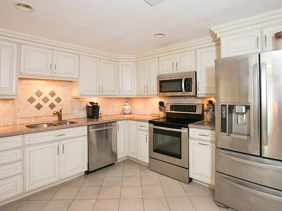 4th image of 1065 Manila Dr