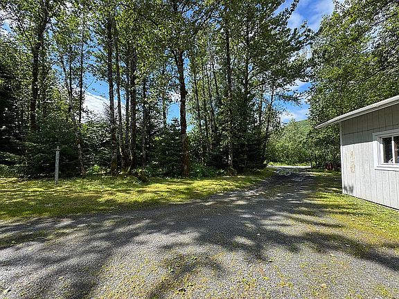 Front yard-rt side driveway