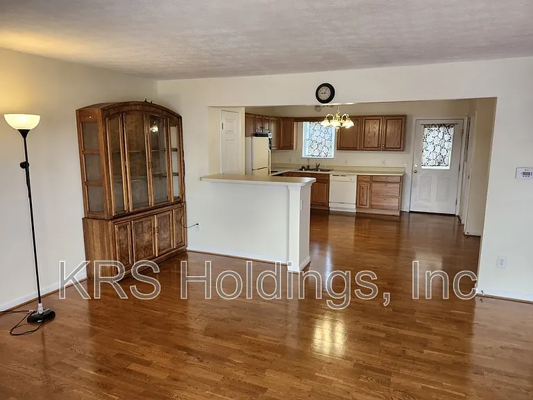 327 Emerson Ln — Photo 2