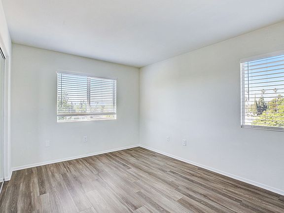 4th image of 15736 Vanowen St #302