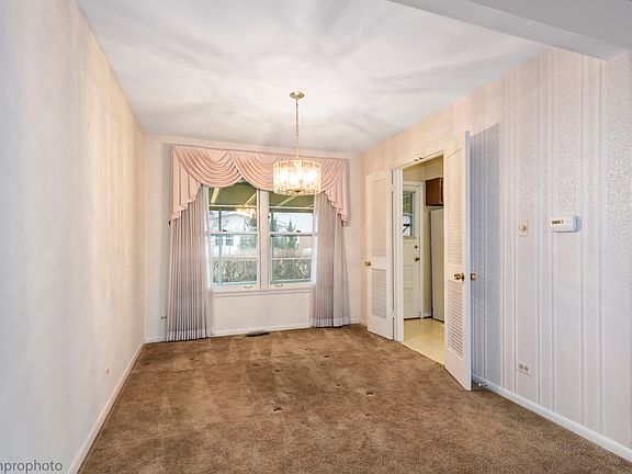 4th image of 951 Lonsdale Rd