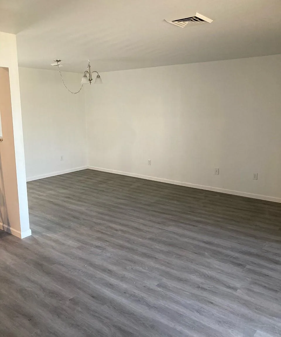 2101 S Irving Avenue — Photo 2