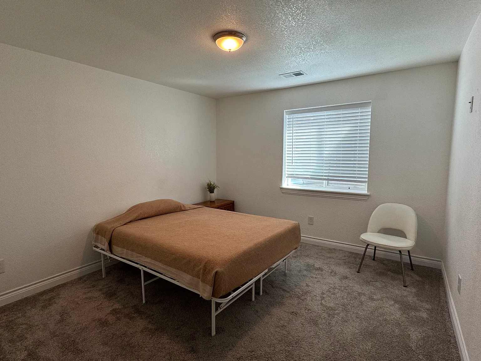 8 bed, 2479 sqft, $1,000 — Photo 4