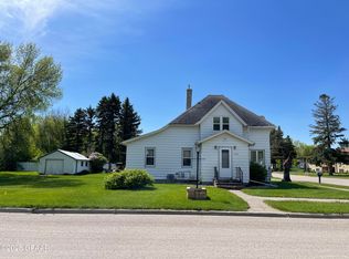 108 7th St W, Park River, ND 58270